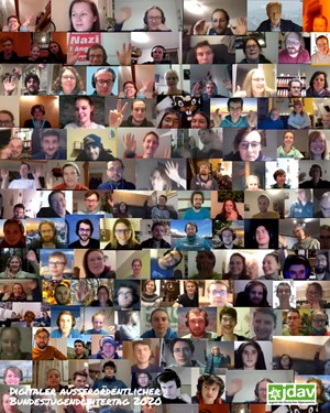 Viele Gesichter in kleinen Kacheln, die an einer Videokonferenz teilnehmen